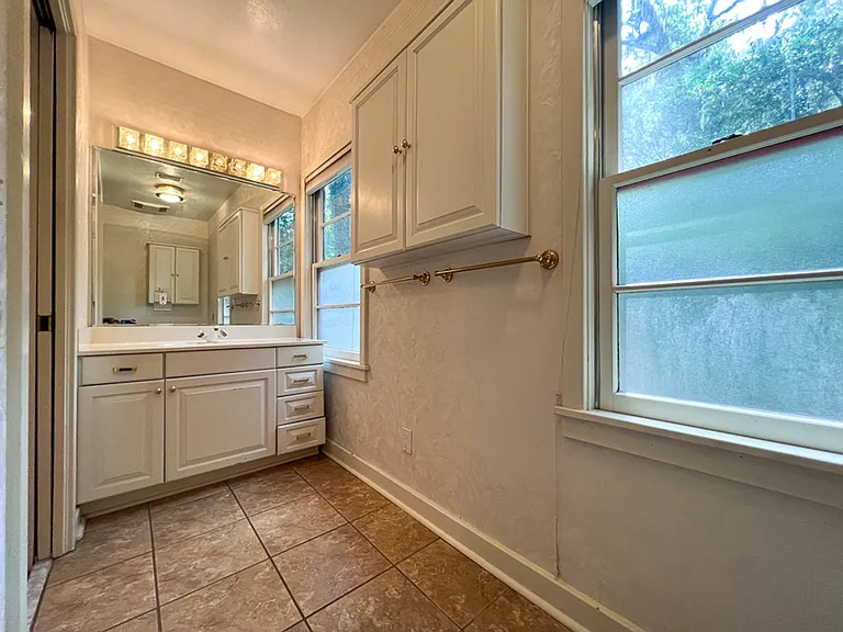 411 NW 26th St — Photo 20