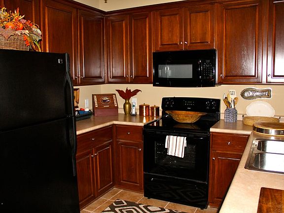 2nd image of 301 Palm Ave