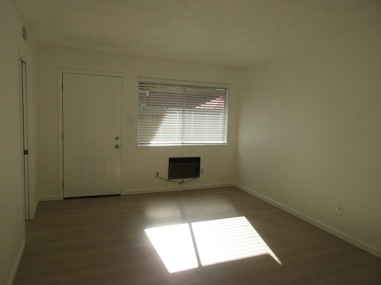 2 bed, 900 sqft, $1,800 — Photo 3