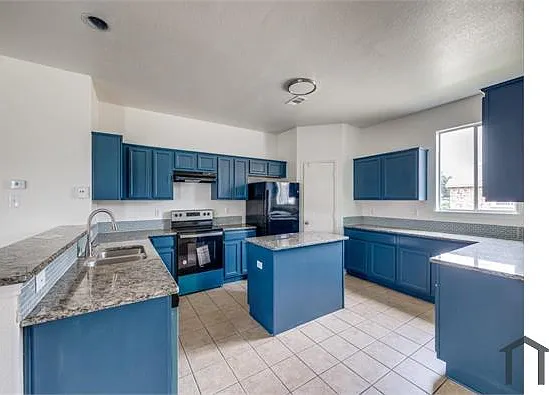 5 bed, 2708 sqft, $4,368 — Photo 2