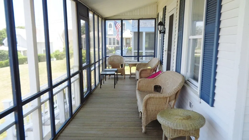 3 bed, 1.0 bath, 1553 sqft, $2,200 — Photo 2