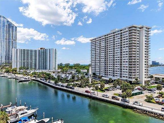 3rd image of 300 Bayview Dr APT 605