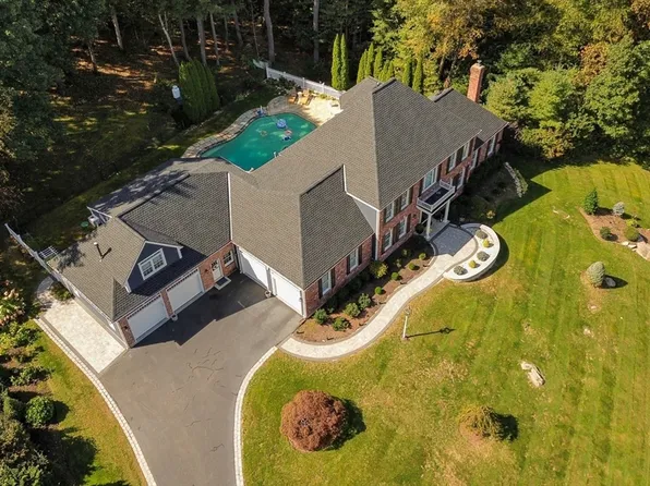 35 Wedgewood Dr, Hopkinton, MA 01748