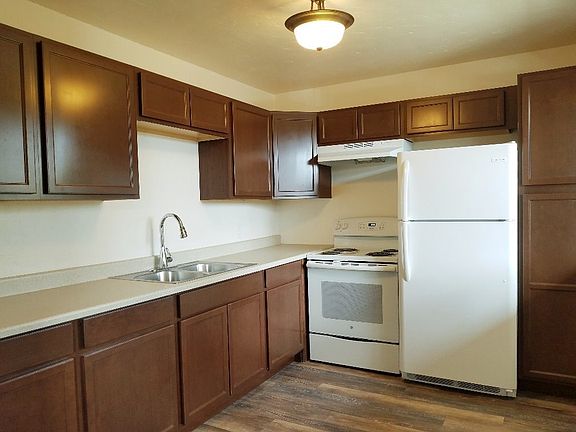 3rd image of 222 10th Ave W #Ap-6