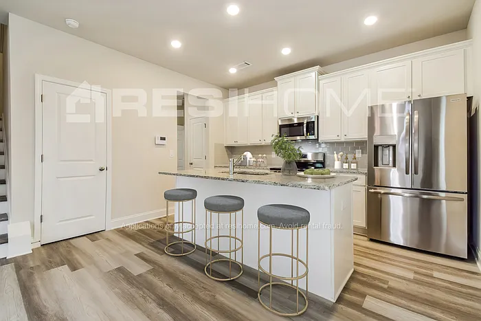 4 bed, 2.5 bath, 1724 sqft, $2,225 — Photo 4