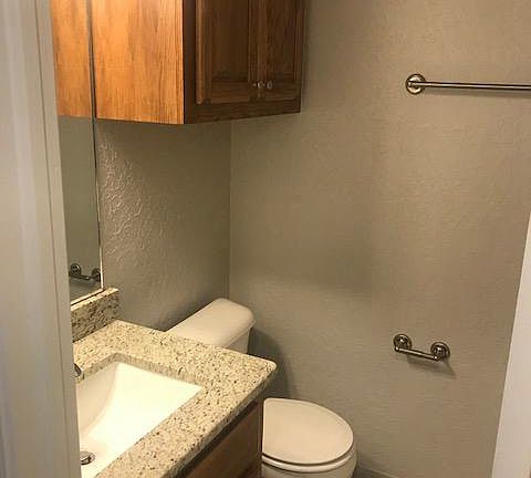 Hall bathroom (1)