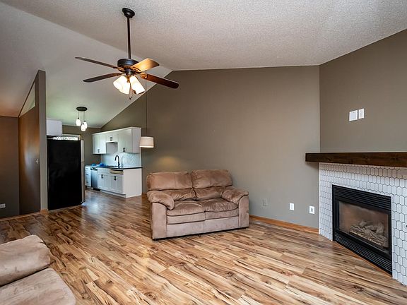 2nd image of 305 Parkview Ct