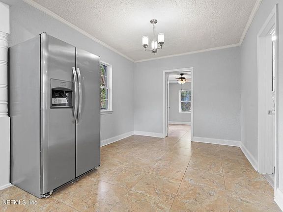 3rd image of 3715 Pine View Cir