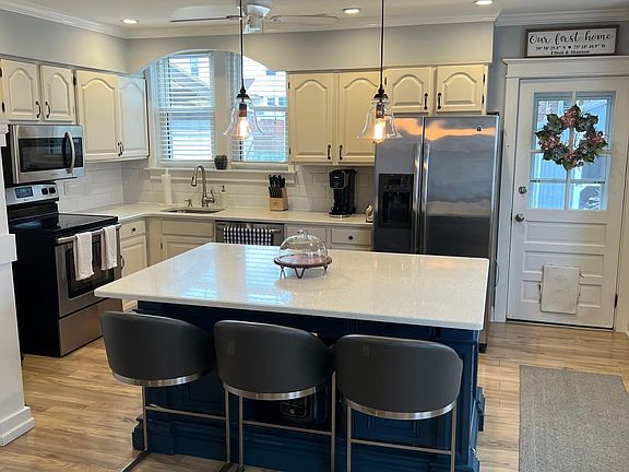 Kitchen with large island