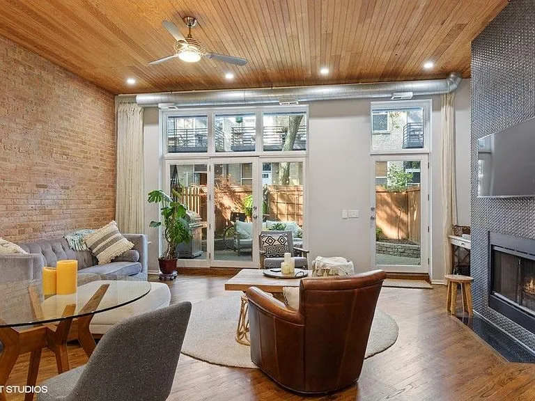 2015 W Willow St #102 — Photo 3