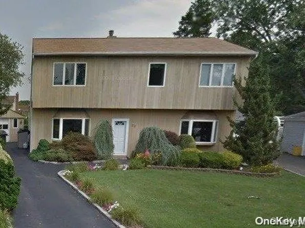 33 Greenway Circle, Syosset, NY 11791