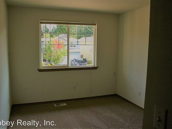 4th image of 9424 Fagan Ct NE