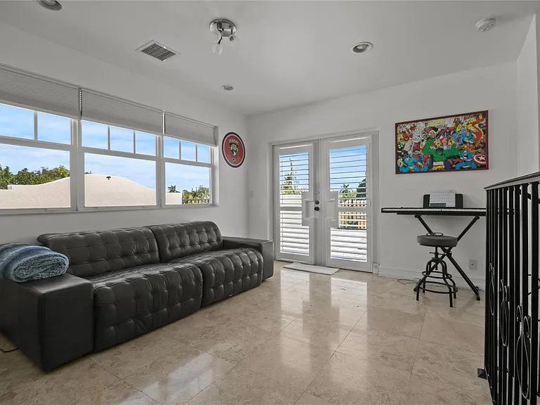 732 NE 15th Ave — Photo 32