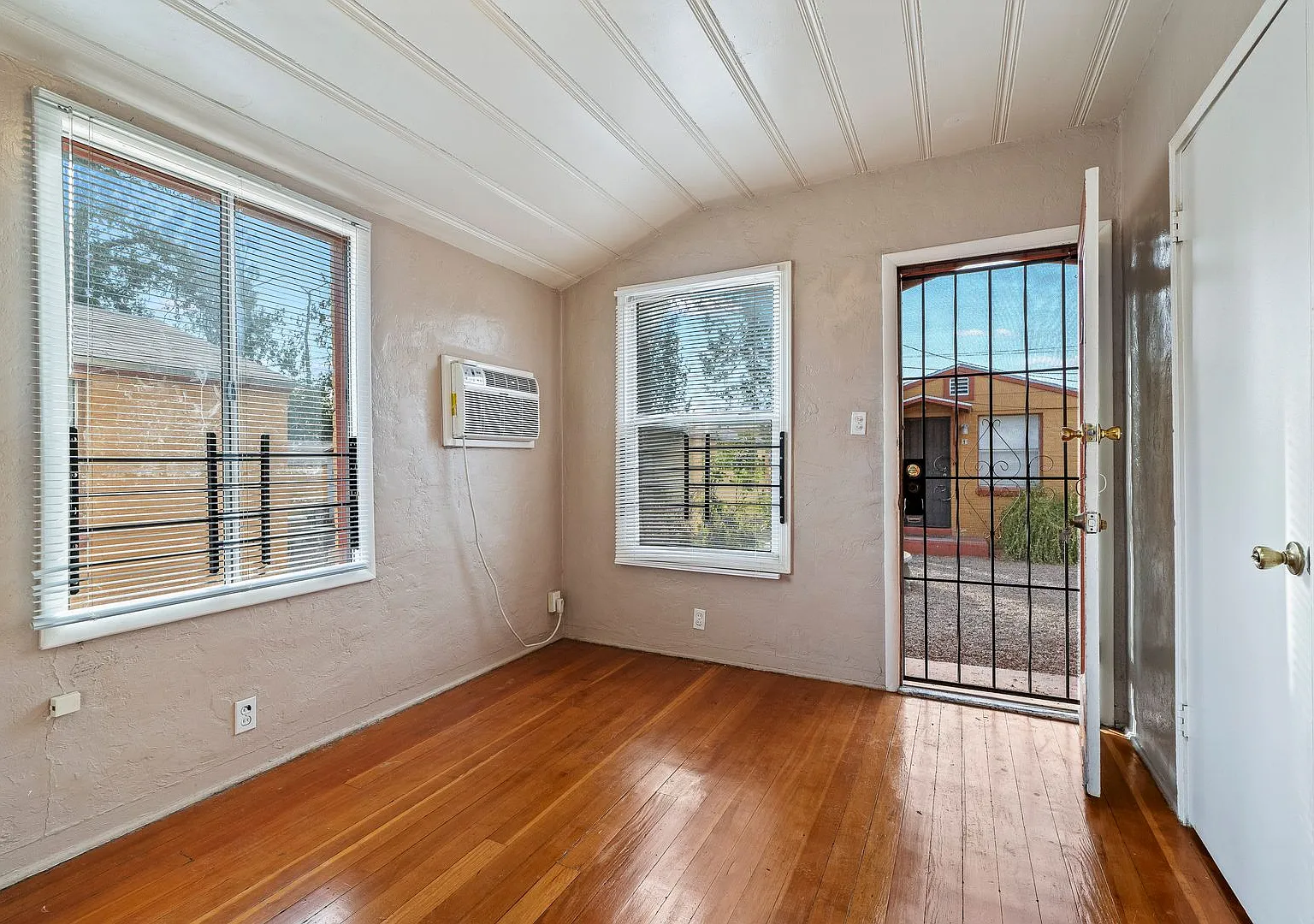 1141 Adams — Photo 3