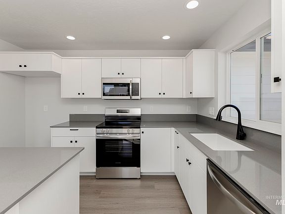 5th image of 324 Chalcedony Ave