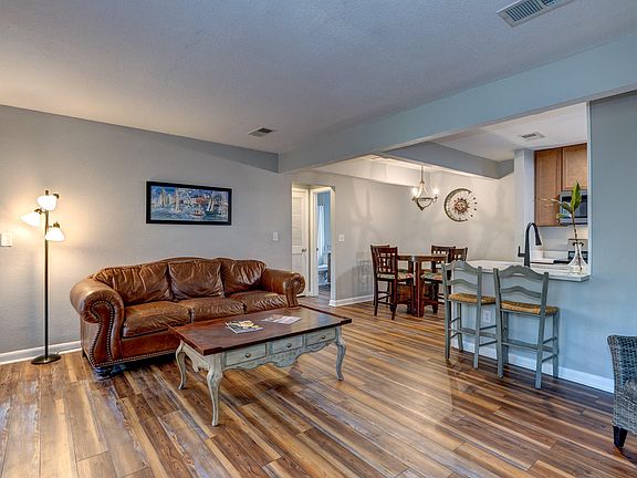 3rd image of 264 Alexandra Dr Unit 9