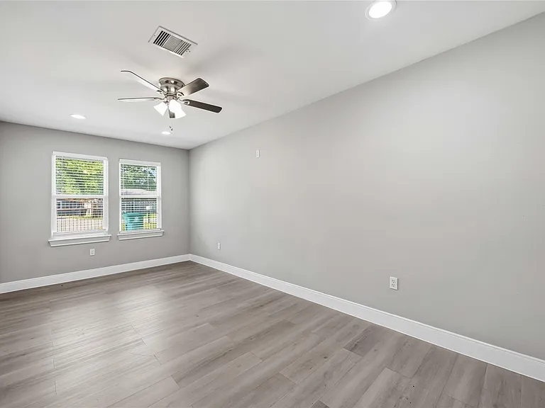 8129 Linda Vista Rd — Photo 12
