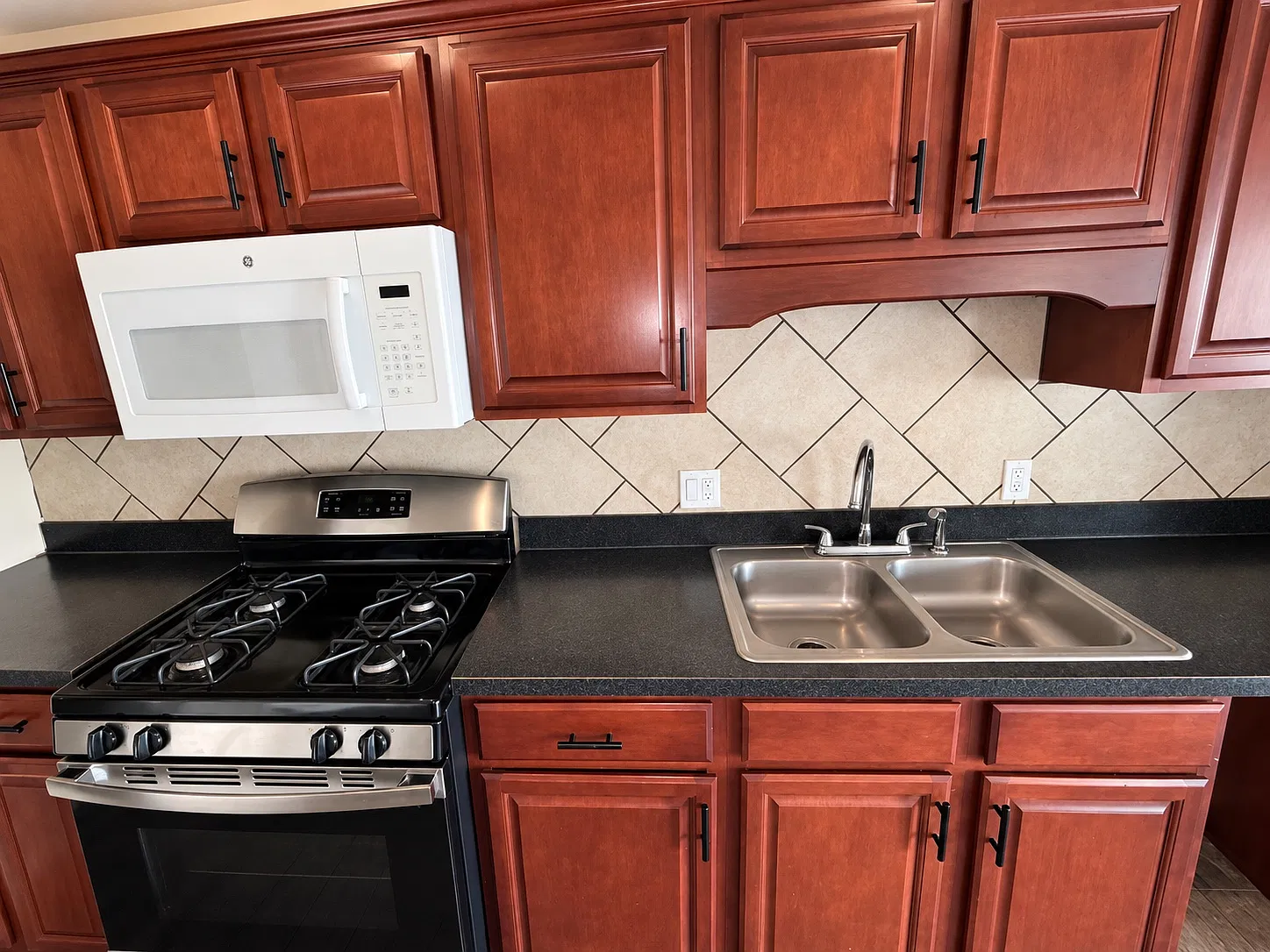3 bed, $1,295 — Photo 2