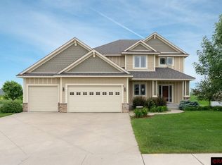 906 Heritage Trl NE, New Prague, MN 56071