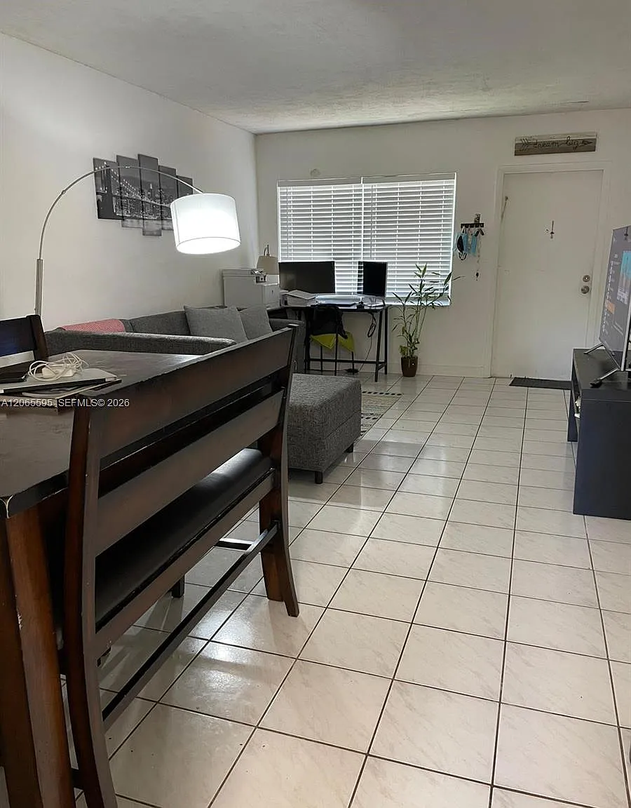 Coral Gardens Condo Bldg — Photo 3