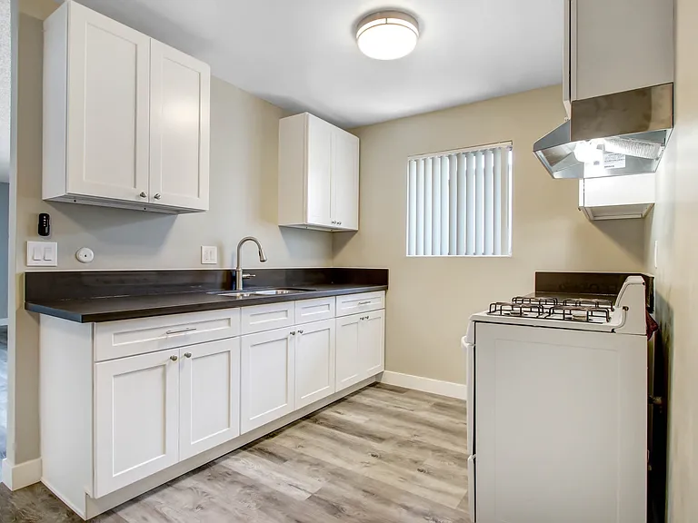 6219 Reseda Blvd — Photo 3
