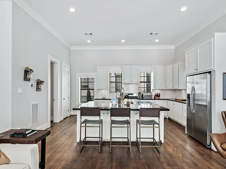 1504 Knox St — Photo 37