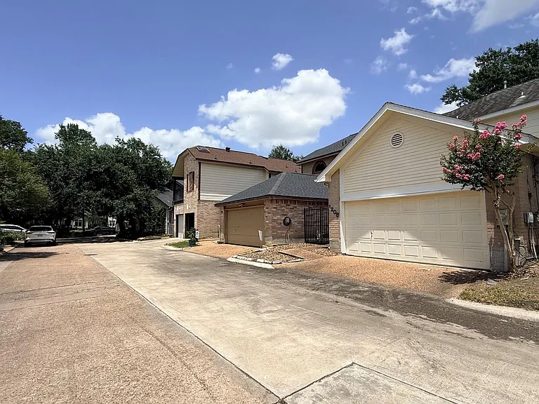 1208 Normans Woods St — Photo 2