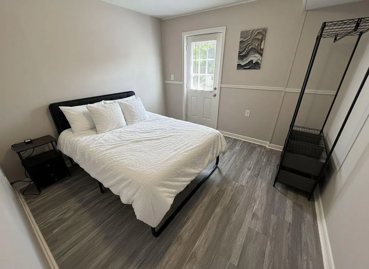 4 bed, 3.0 bath, 2100 sqft, $728 — Photo 1