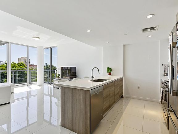 4th image of 9940 W Bay Harbor Dr Unit 5A