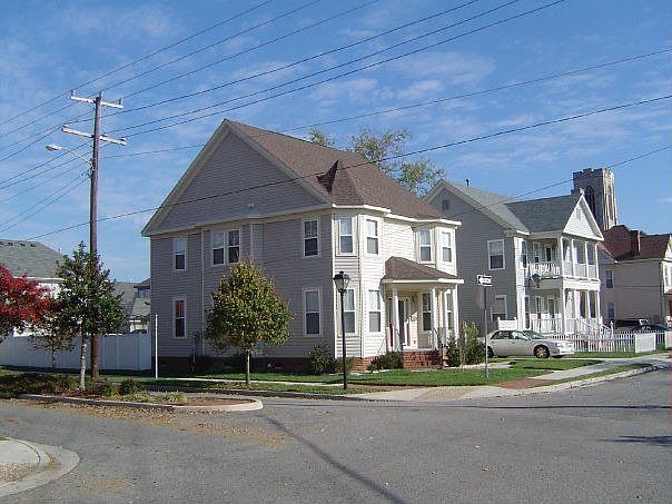 2nd image of 320 33rd St