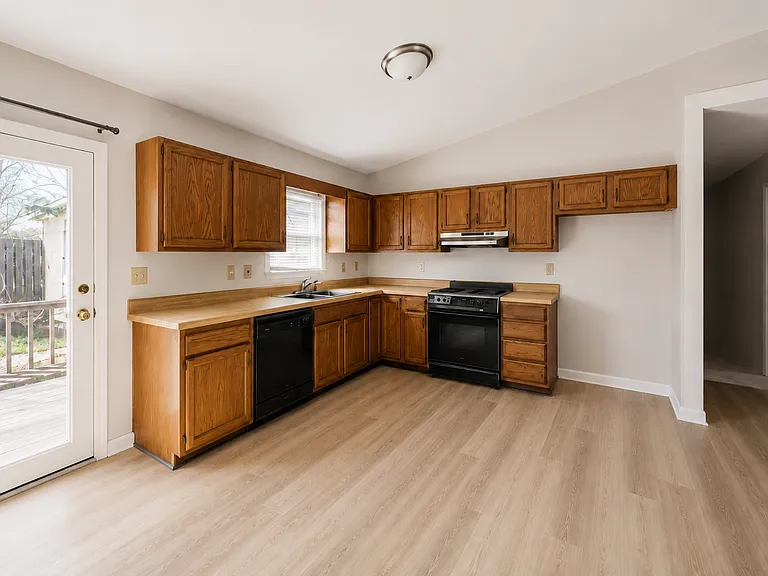 109 Lanford Dr — Photo 2