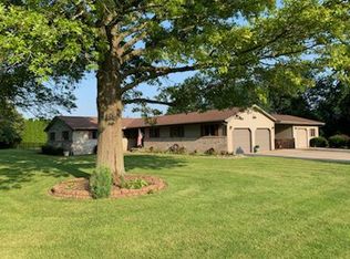 101 Cardinal Dr, Le Roy, IL 61752