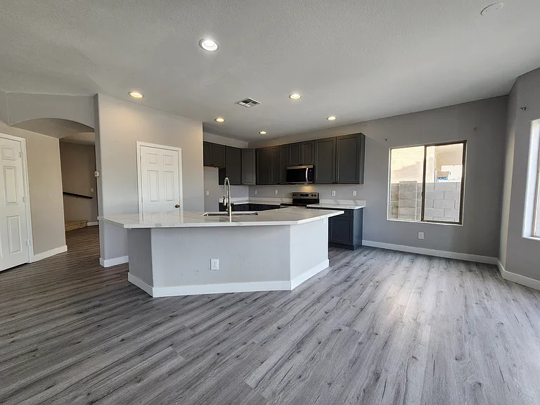 7415 S 15th Dr — Photo 6