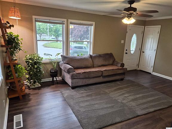 3rd image of 1800 N Granview Dr