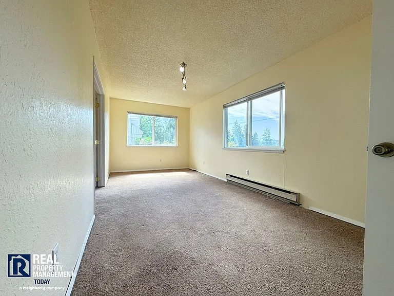 338 Regents Blvd — Photo 10