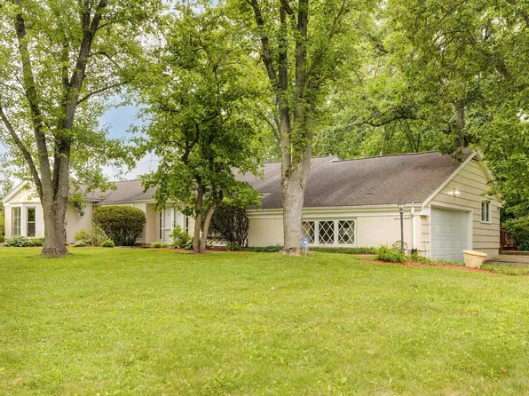 21 Lancaster Ln, Lincolnshire, IL 60069