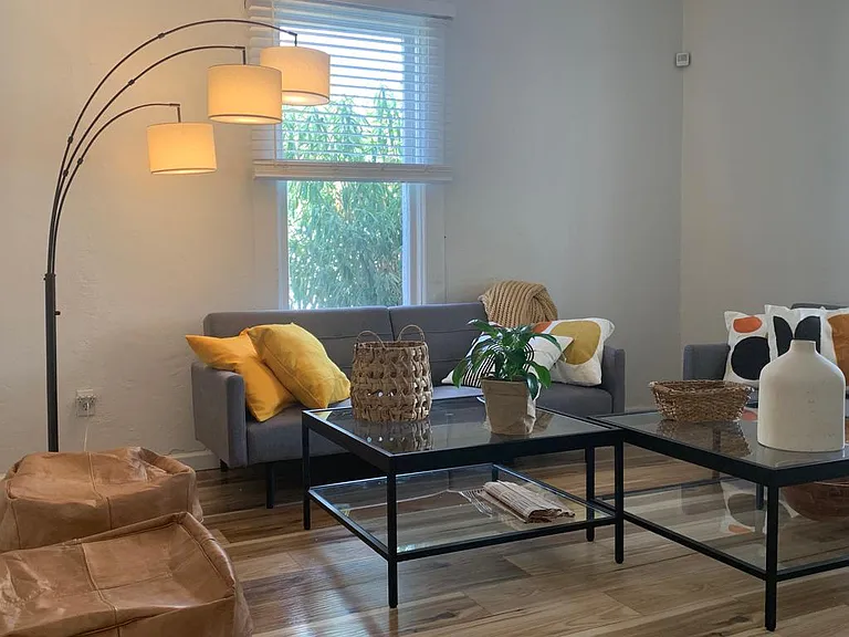 1011 E Elm St — Photo 18
