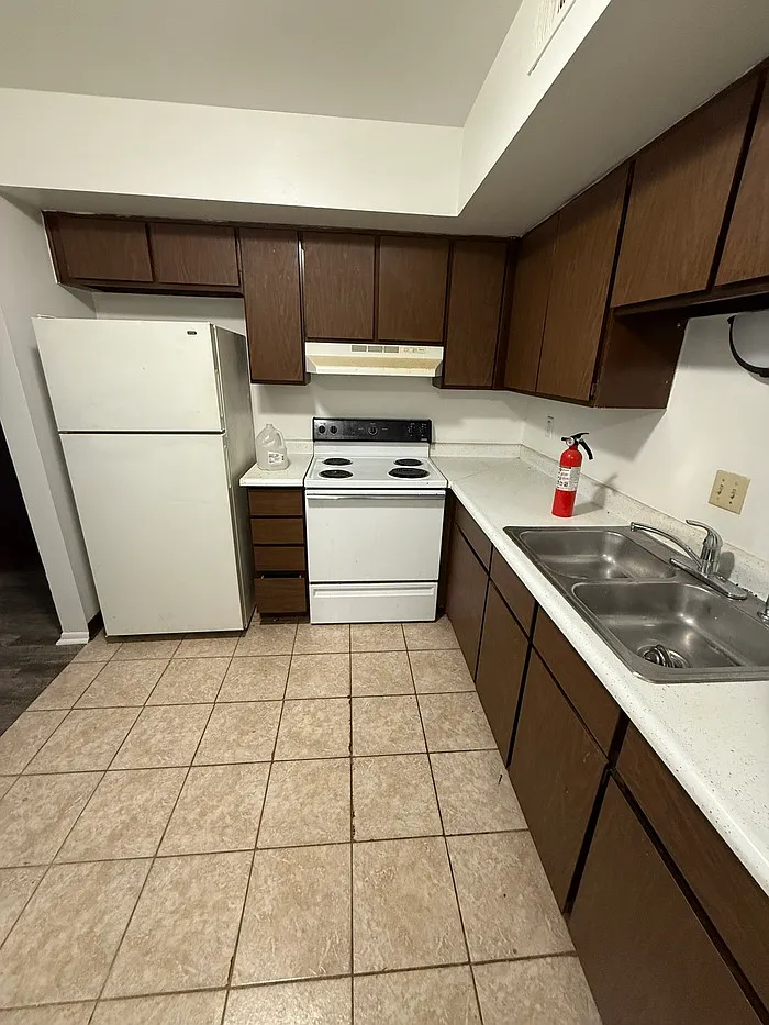 Photo 2 of 11 - 750 Pleasant Ave #107 - Kalamazoo, MI Building Photo - 750 Pleasant Ave #107