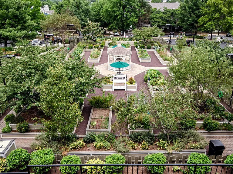 Lakeside Apartments — Photo 60