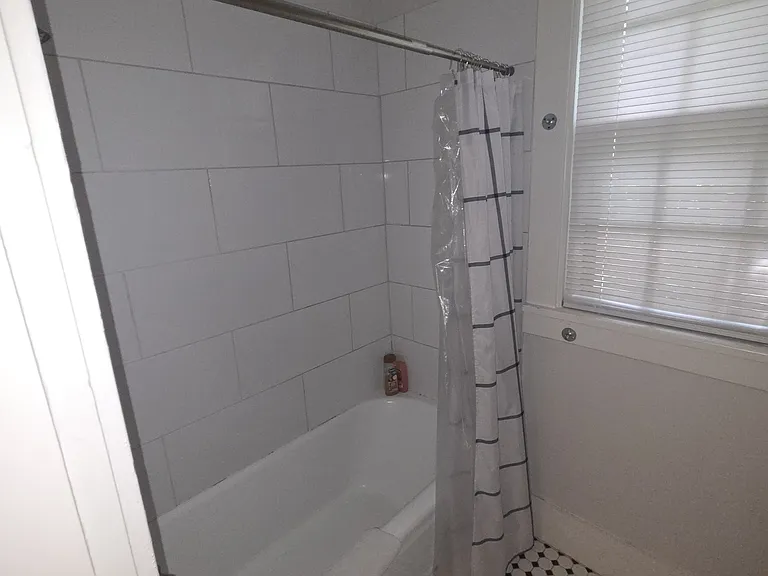 1952 Snowden Ave — Photo 15
