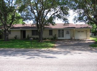 106 Baumgarten St, Schulenburg, TX 78956