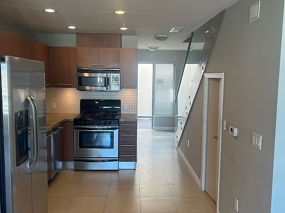 3rd image of 825 W Beech St W #401