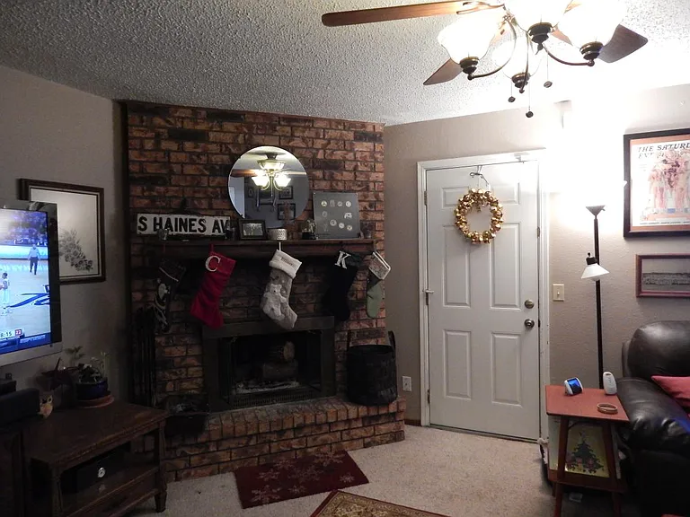 Living Room/Working Fireplace!