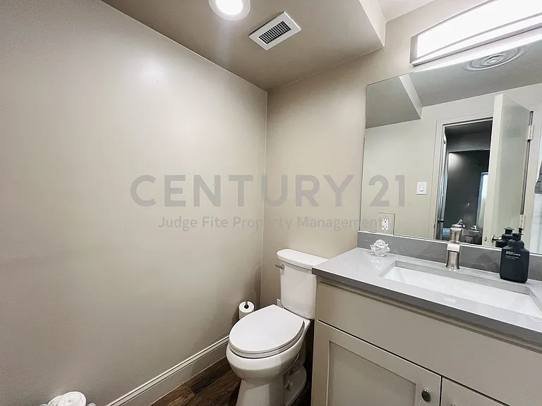 6211 W Northwest Hwy #G224 — Photo 12