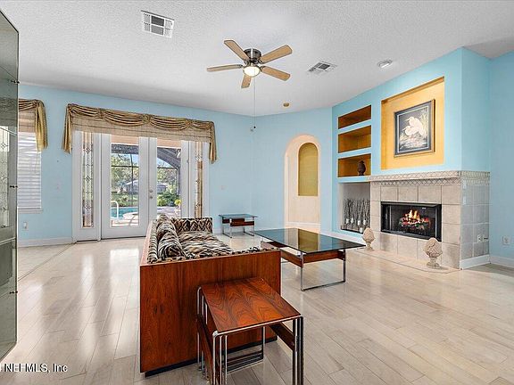 5th image of 1325 BARRINGTON Circle