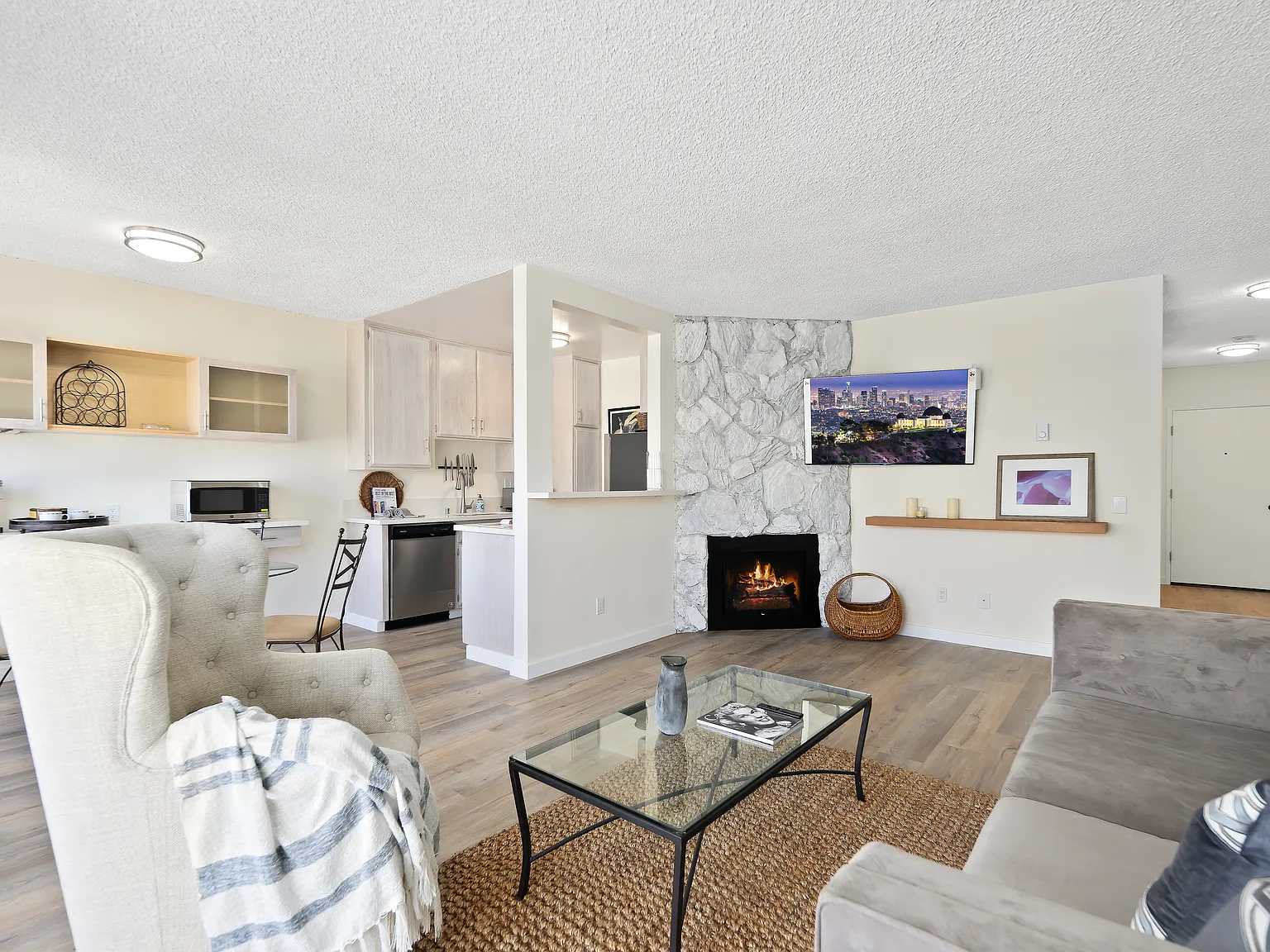 3 bed, 1250 sqft, $5,850 — Photo 3