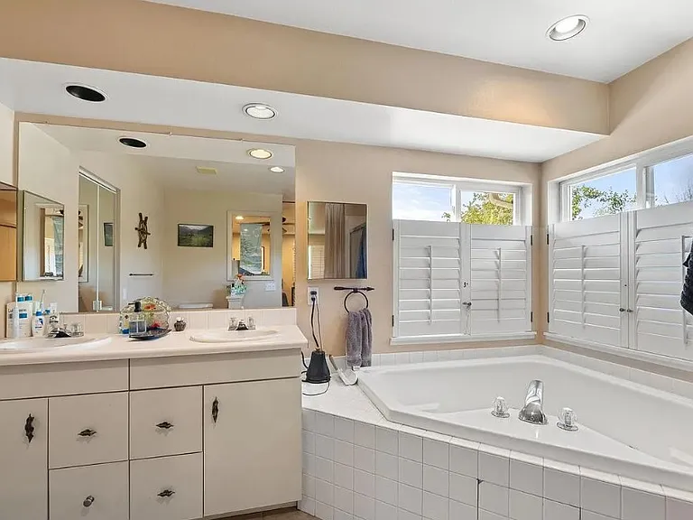 2623 Sherwood Cir — Photo 22
