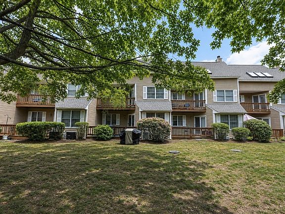 3rd image of 8 Fairway View Ln Unit 8