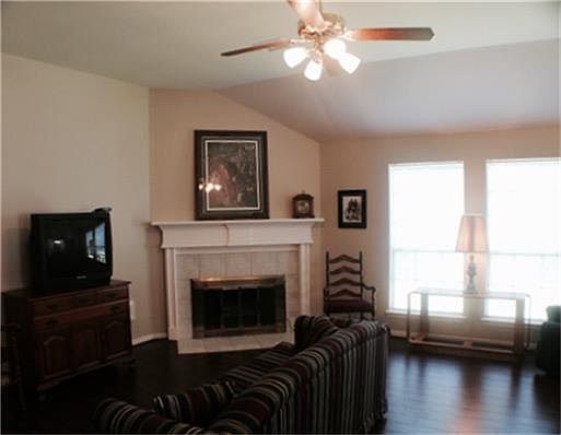 4th image of 306 Roans Prarie Ln