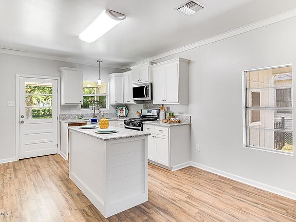 5th image of 406 Thomas St